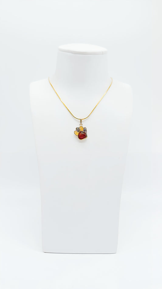 Versatile animal love: paw pendant in amber and gold