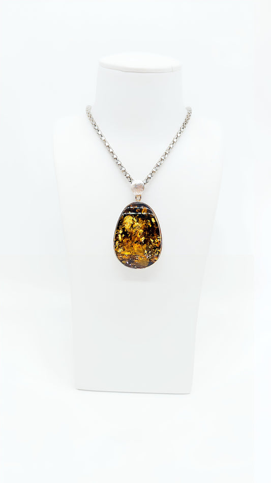Green amber pendant in 925 silver, elegant natural design