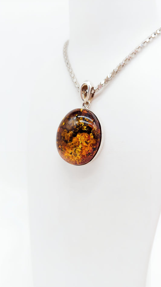 Special amber pendant – jewelry with natural charm