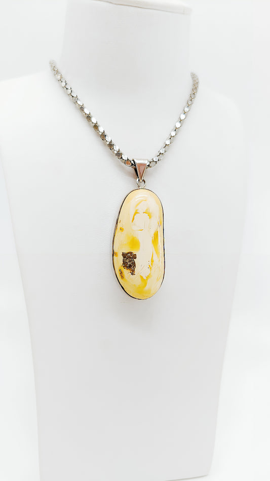 Golden yellow amber – timeless pendant made of 925 silver