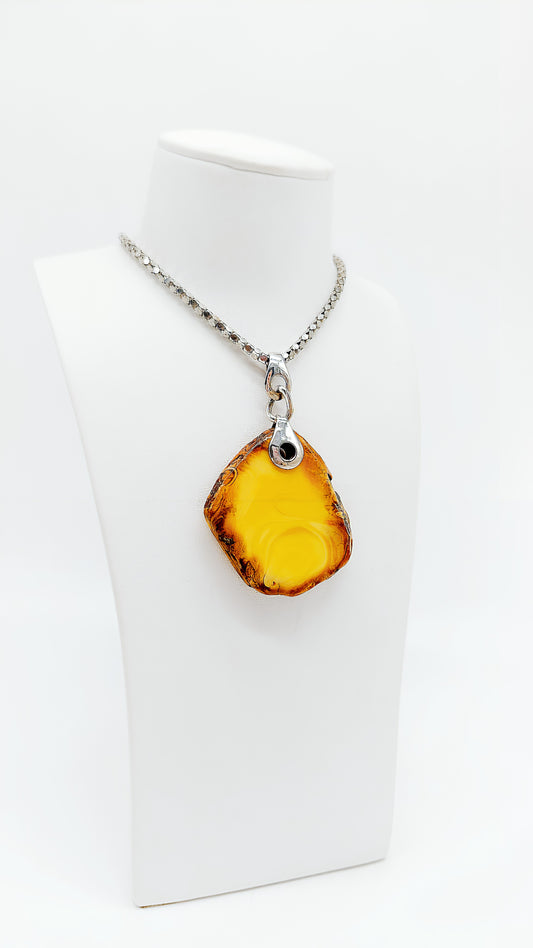 Unique piece from nature – amber in natural design