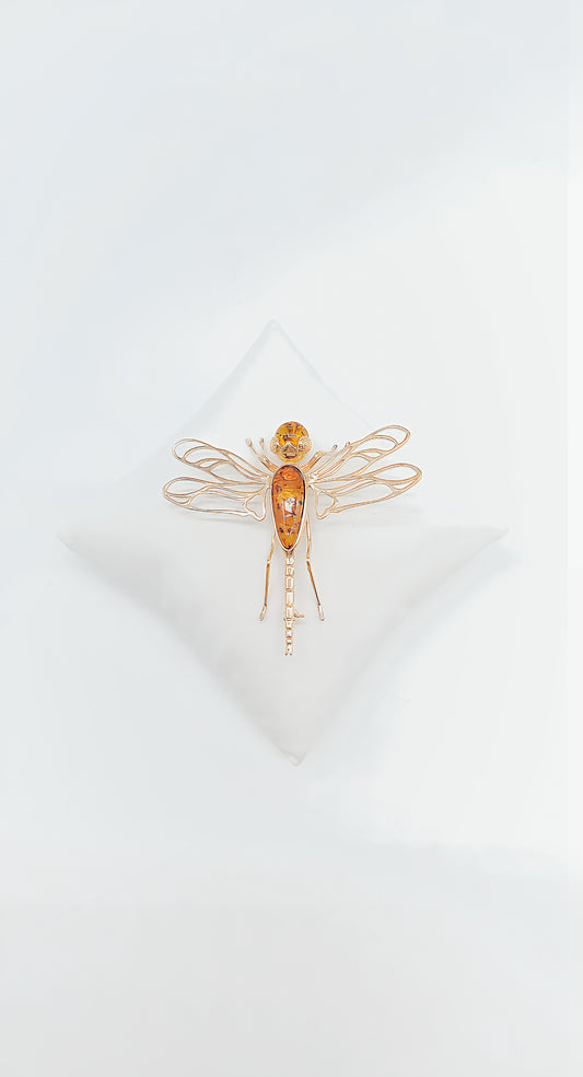 Golden dragonfly: unique brooch for stylish moments