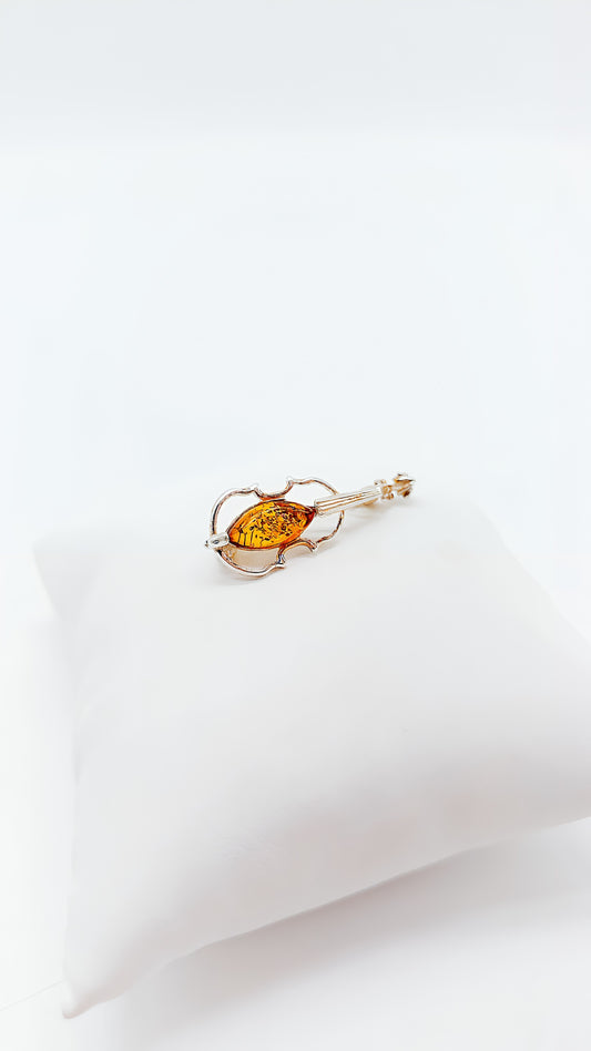 Timeless design: 925 silver brooch with sparkling amber