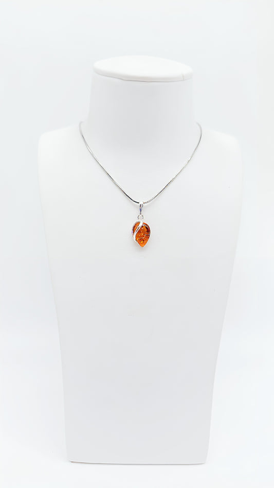 Pure naturalness: Amber meets sterling silver