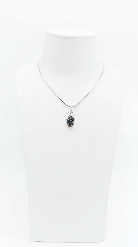 Mystical Shine – Silver Pendant with Dark Amber