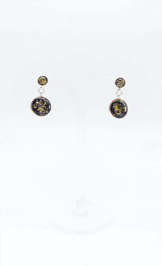 Shimmering elegance: earrings with green amber
