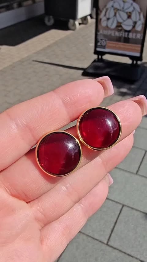 Ear clips with natural stone – elegance in red