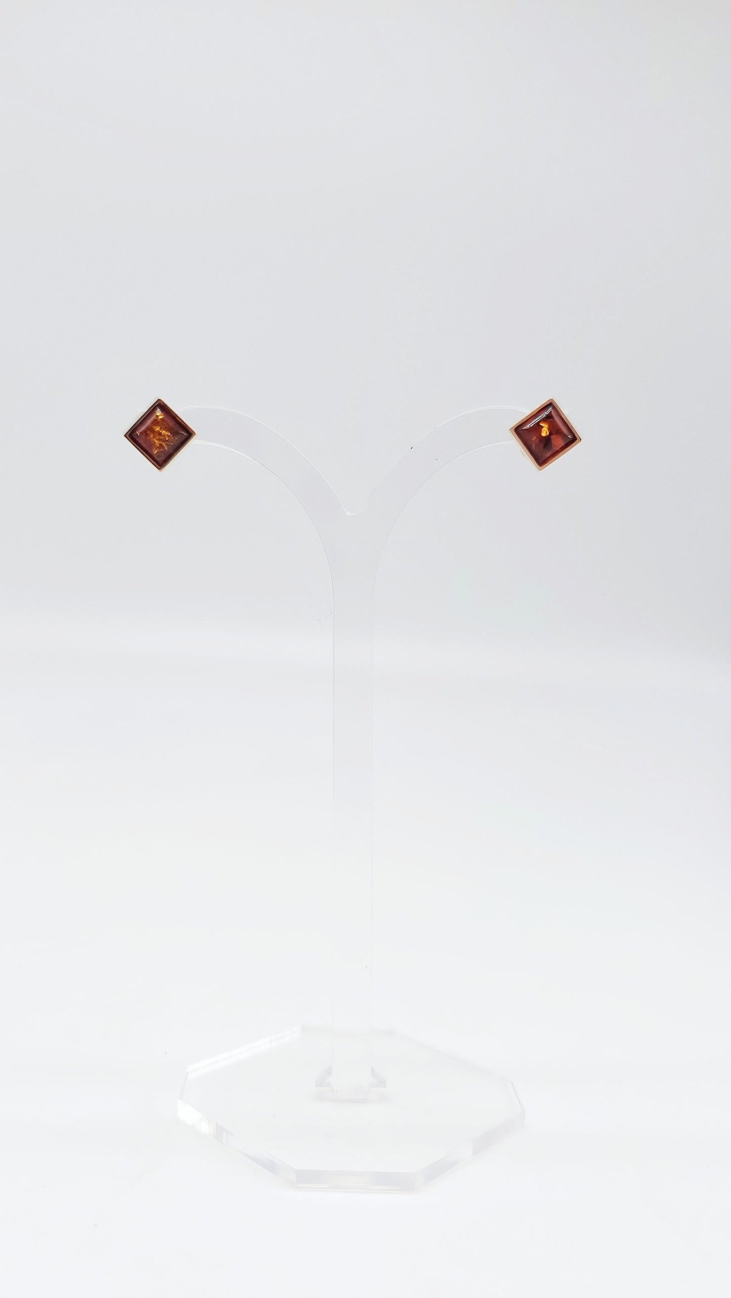 Klassisch und kantig: Quadratische Ohrstecker