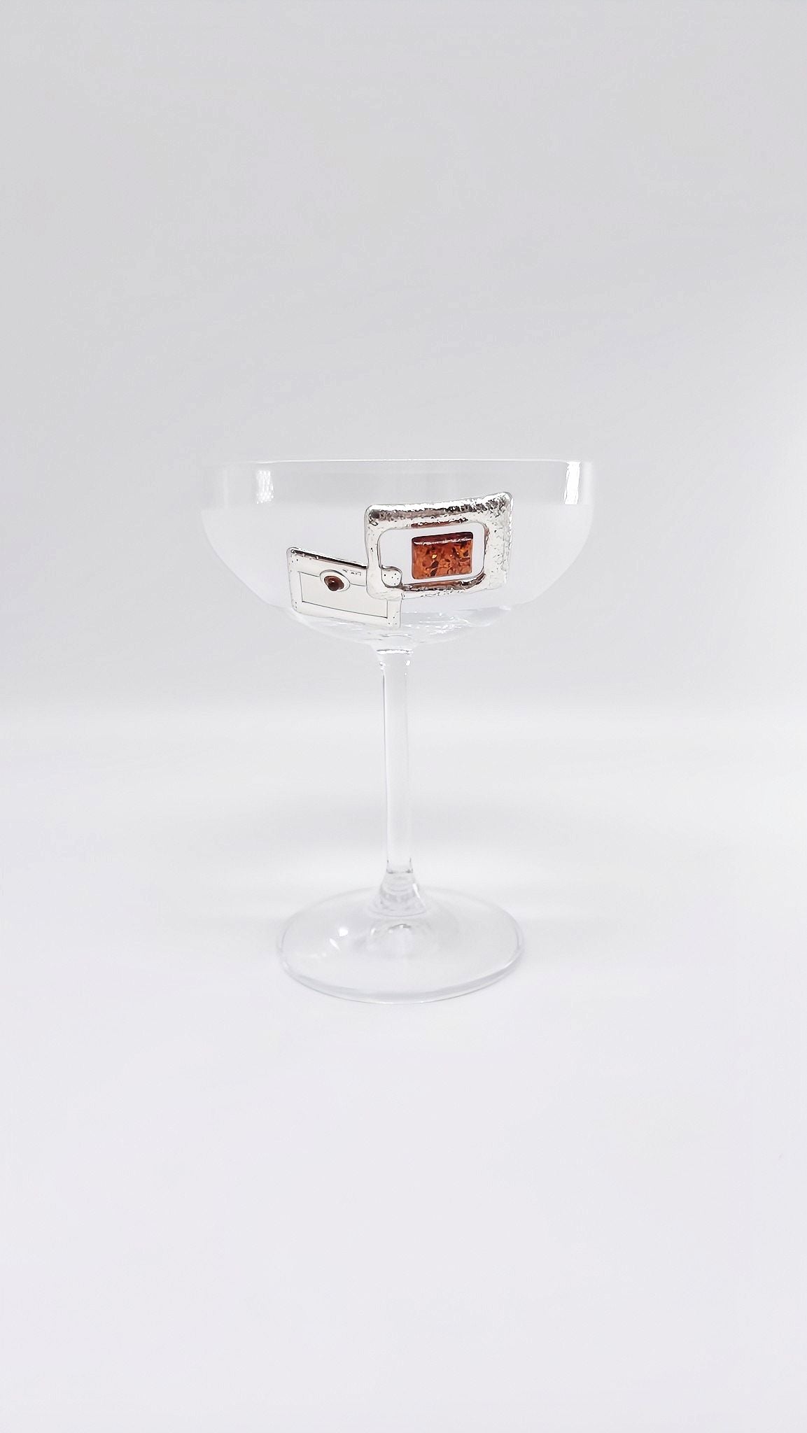 Elegantes Martini-Glas mit Bernstein und Silber