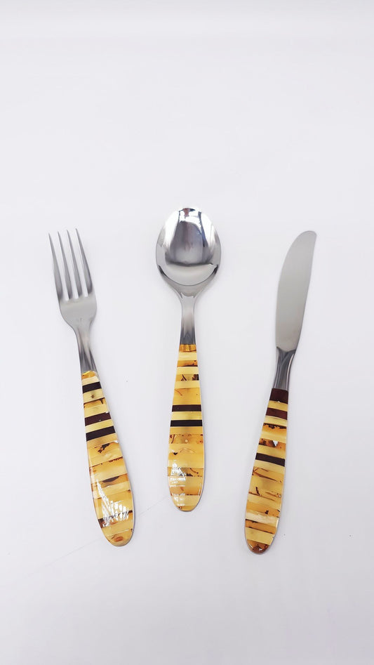 Cutlery set with elegant amber handle – timeless elegance