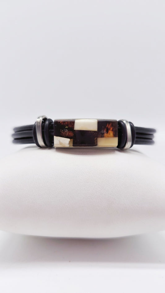Amber meets leather: The perfect men's accessory