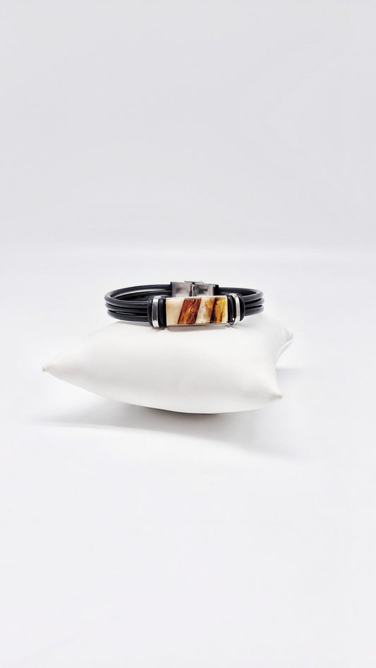 Statement for men: Amber meets leather