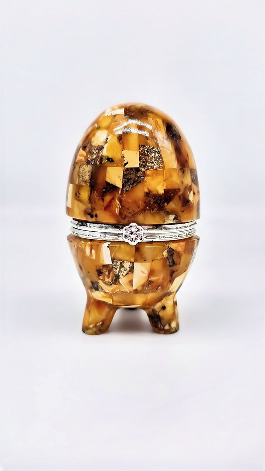 Noble decorative piece: egg made of genuine amber