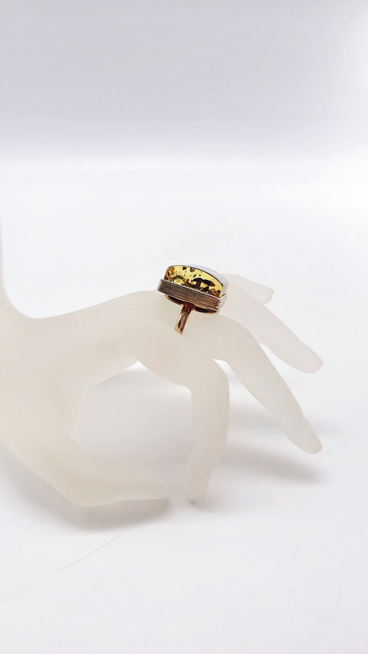 Square elegance: Amber ring in gold