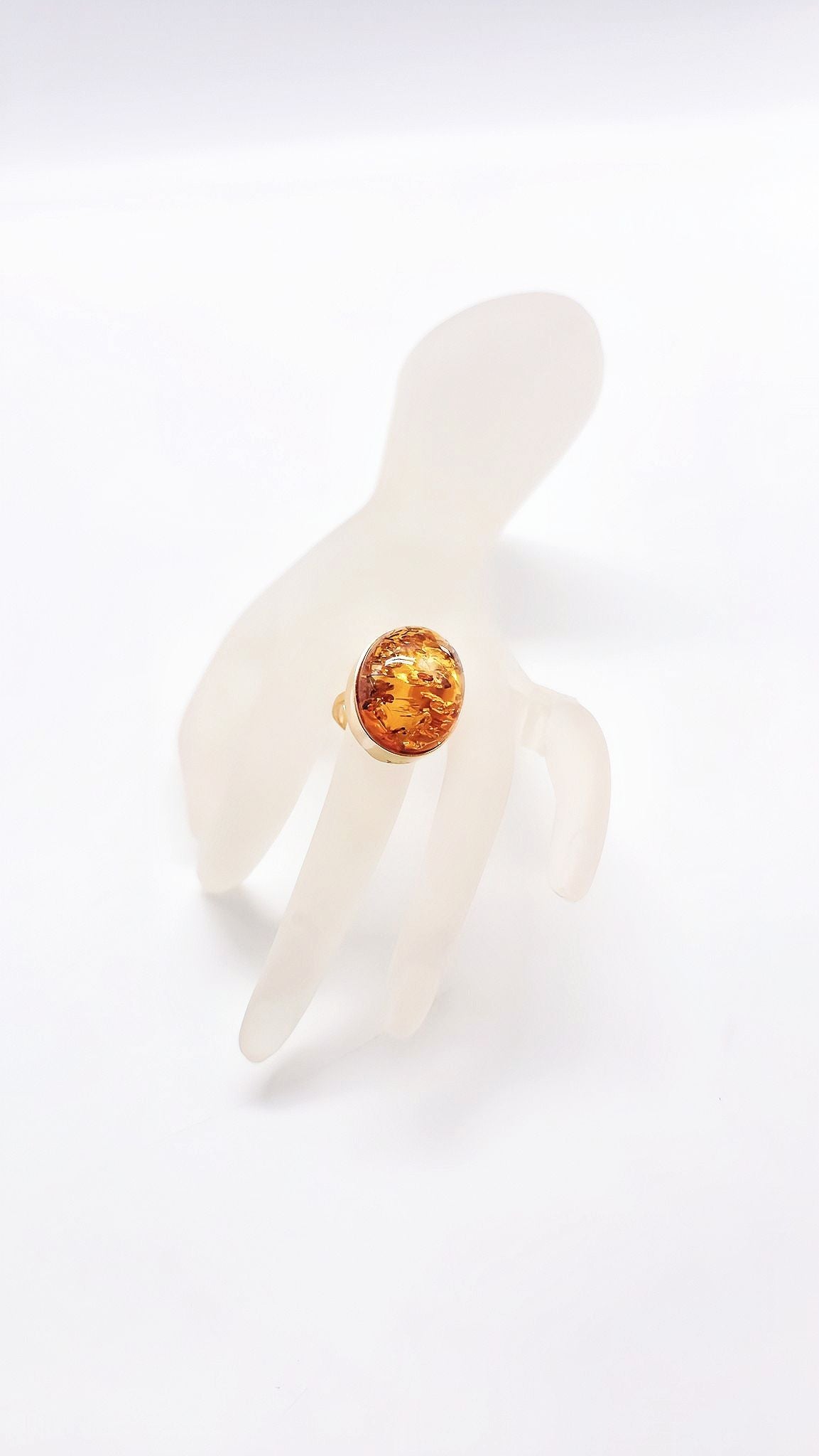 Classic elegance: Amber ring in gold
