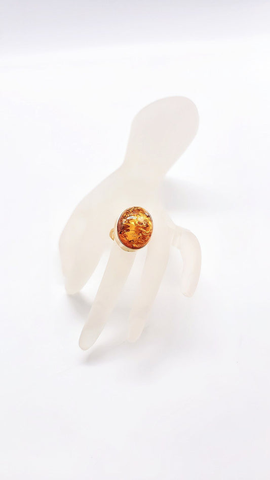Classic elegance: Amber ring in gold