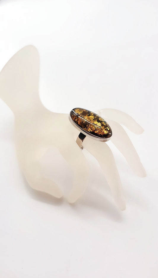 Pure elegance: ring with natural stone