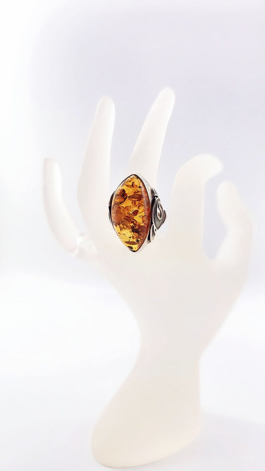 Nature meets elegance: silver ring