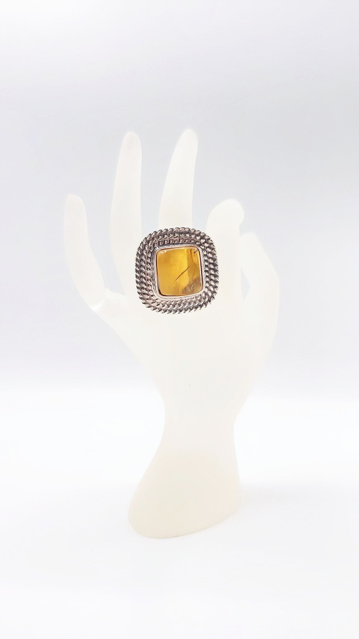 Vintage style: Handmade ring made of silver & amber