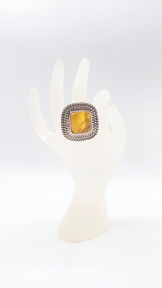 Vintage style: Handmade ring made of silver & amber