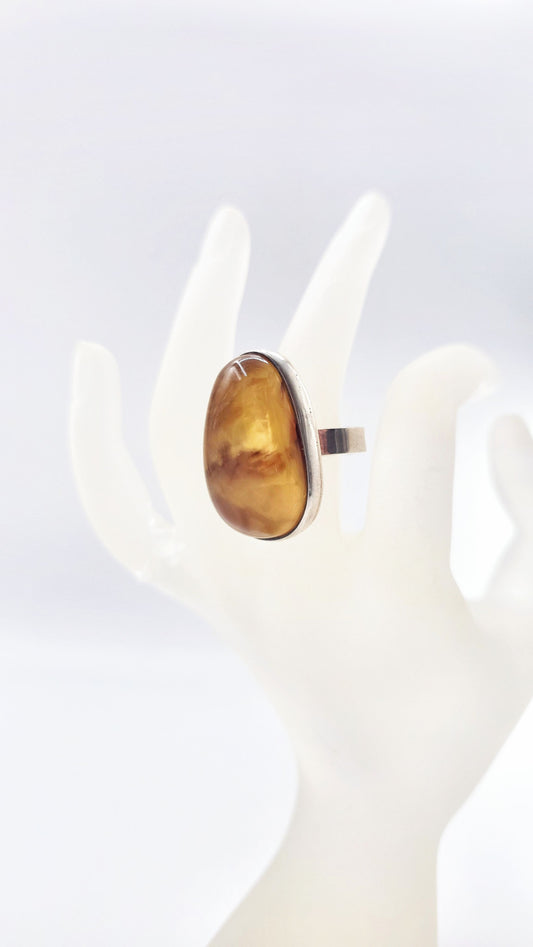 Sterling silver meets amber – the perfect ring for every occasion