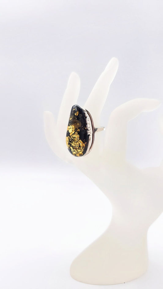 Adjustable unique ring with drop-shaped green amber