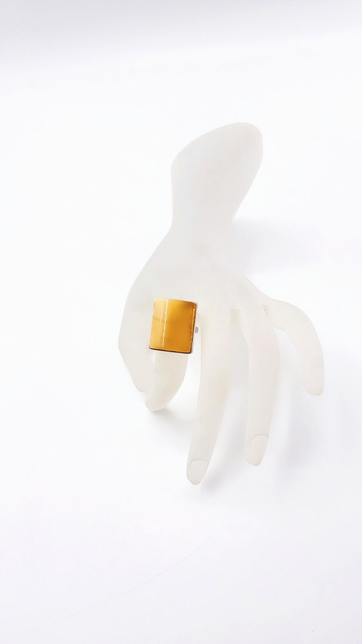 Zeitloser Bernsteinring: Gelber Stein in minimalistischem Design