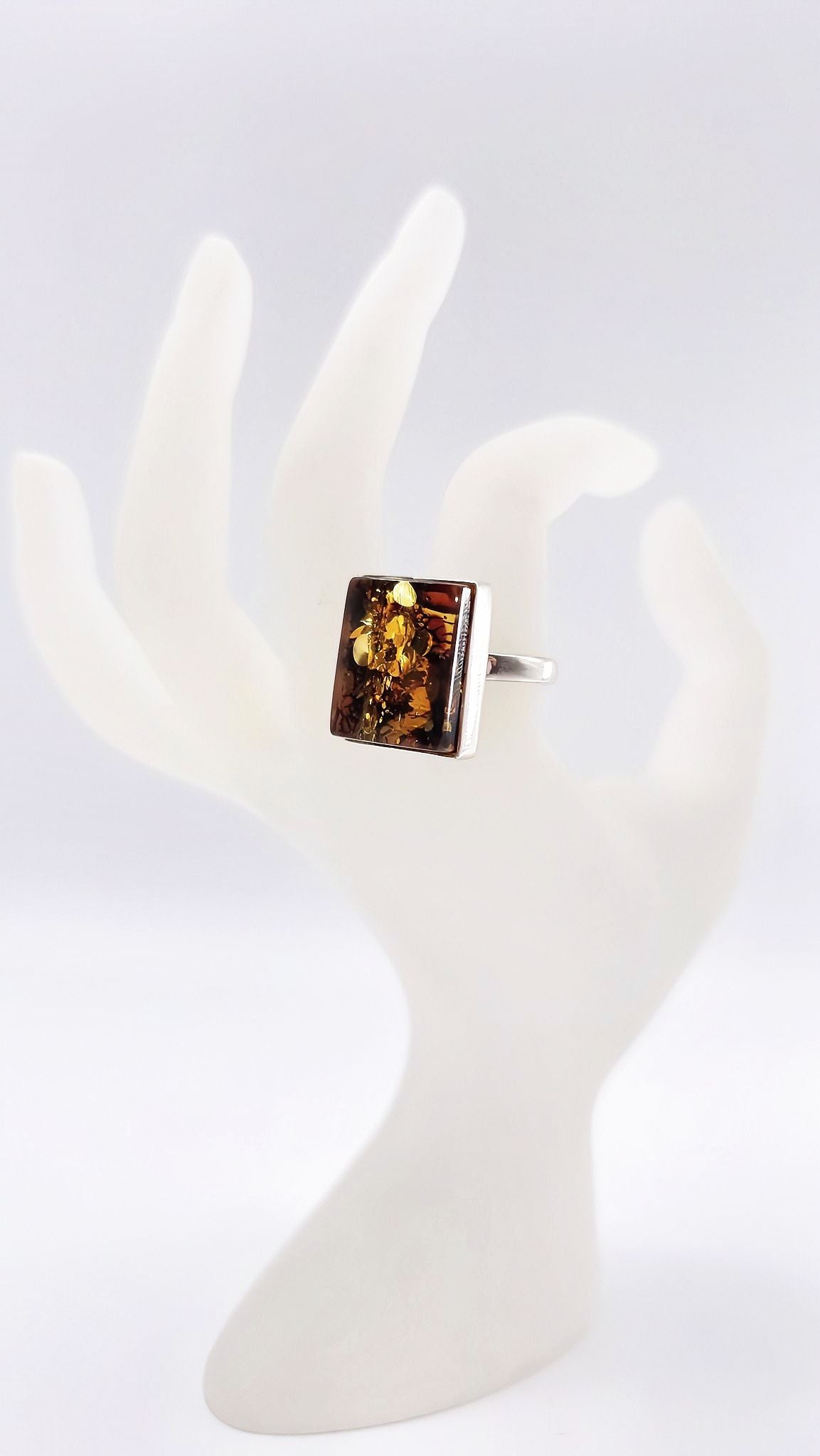 Quadratischer Unikat-Ring mit grünem Bernstein – Natur trifft Stil