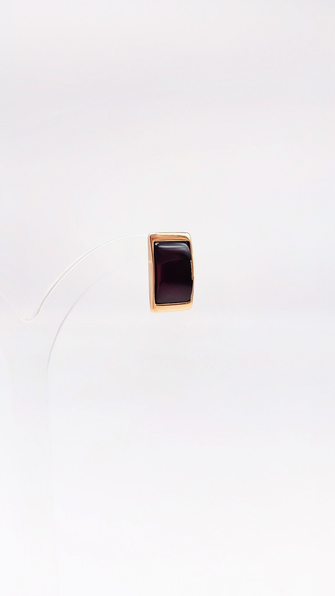 Ohrstecker mit rotem Bernstein – Stilvoll und zeitlos im Design