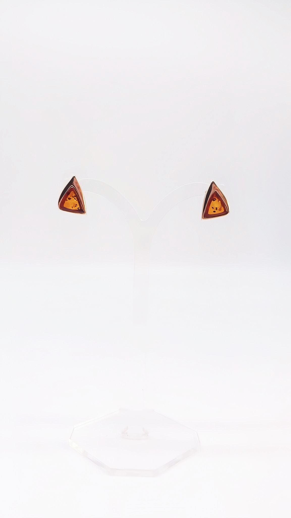 Ohrstecker mit orangefarbenem Bernstein – Dreieckiges Design