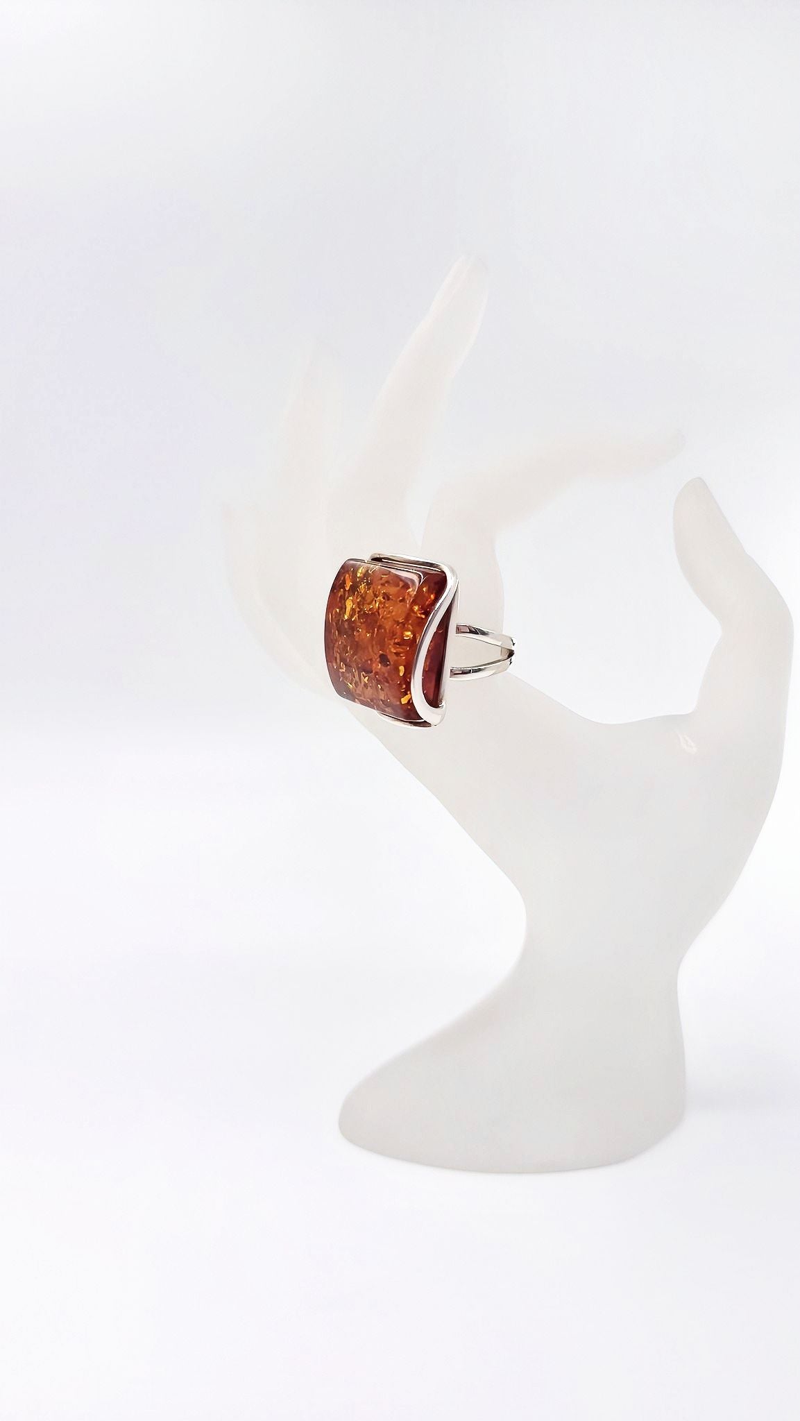 Handgefertigter Schmuck – Bernsteinring mit einzigartiger Form