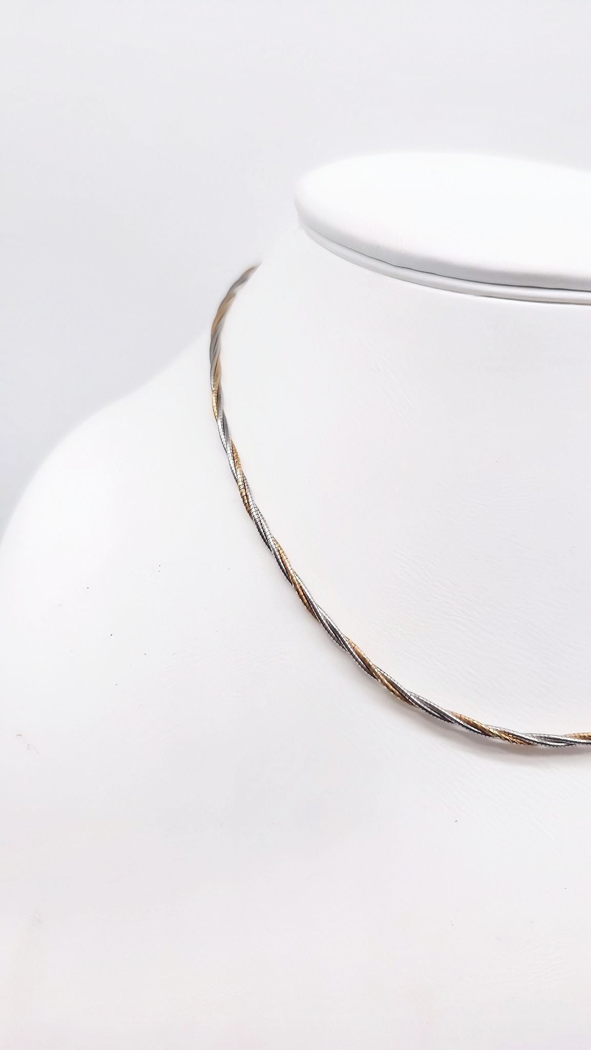 Twist-Halsreif in Gold & Silber – Perfekt für elegante Looks