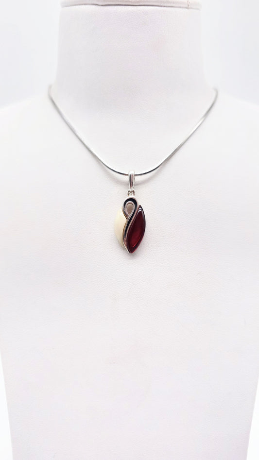 Elegant ladies' pendant with natural amber