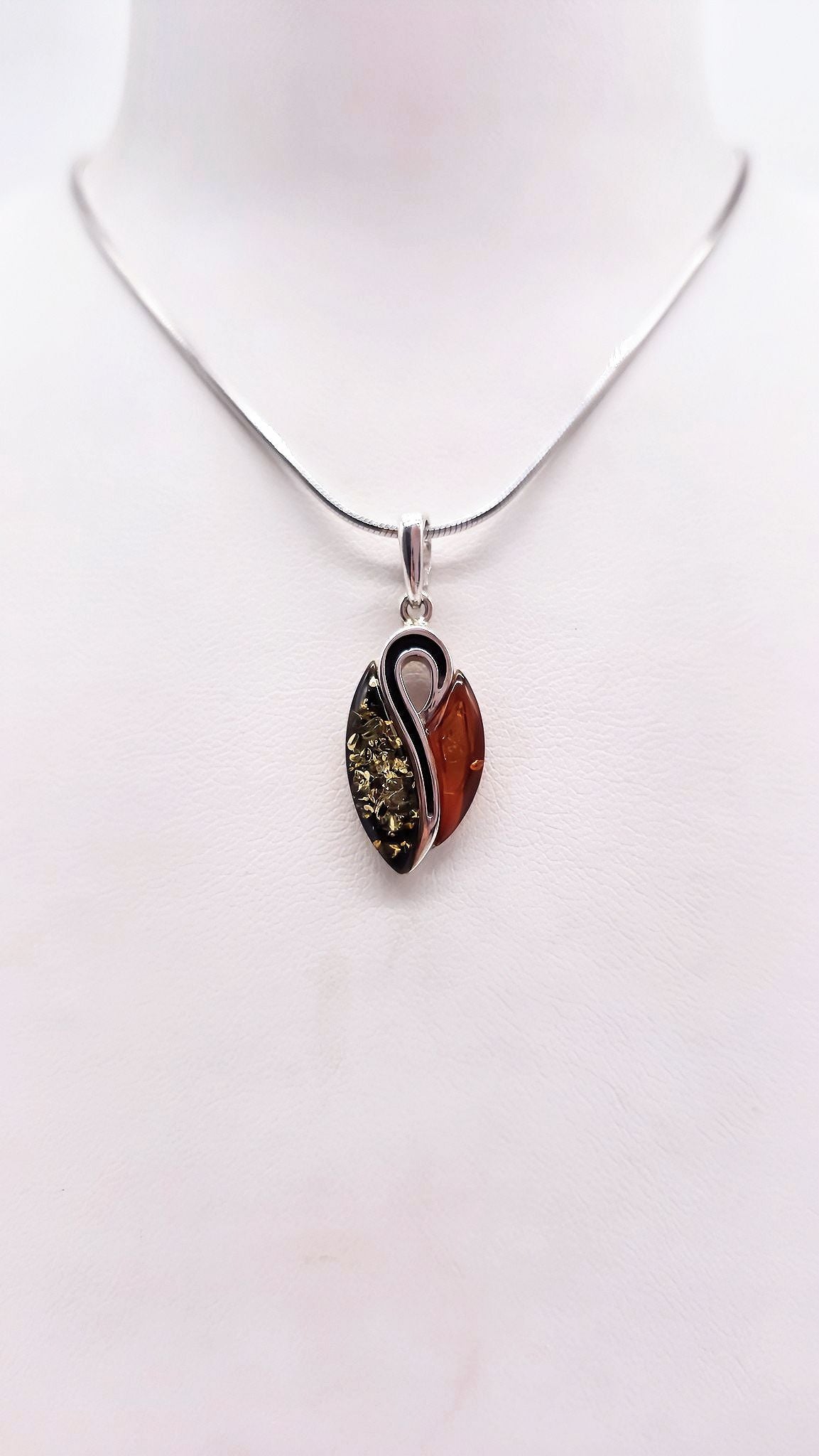 Elegant ladies' pendant with natural amber