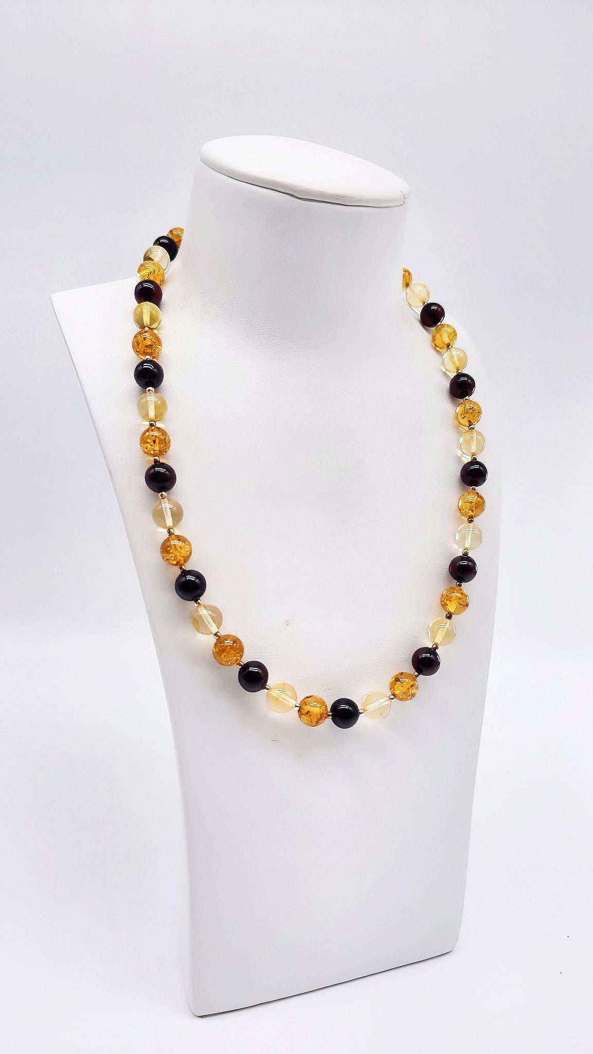 Kugelförmiges Bernstein Collier mit Silberdetails