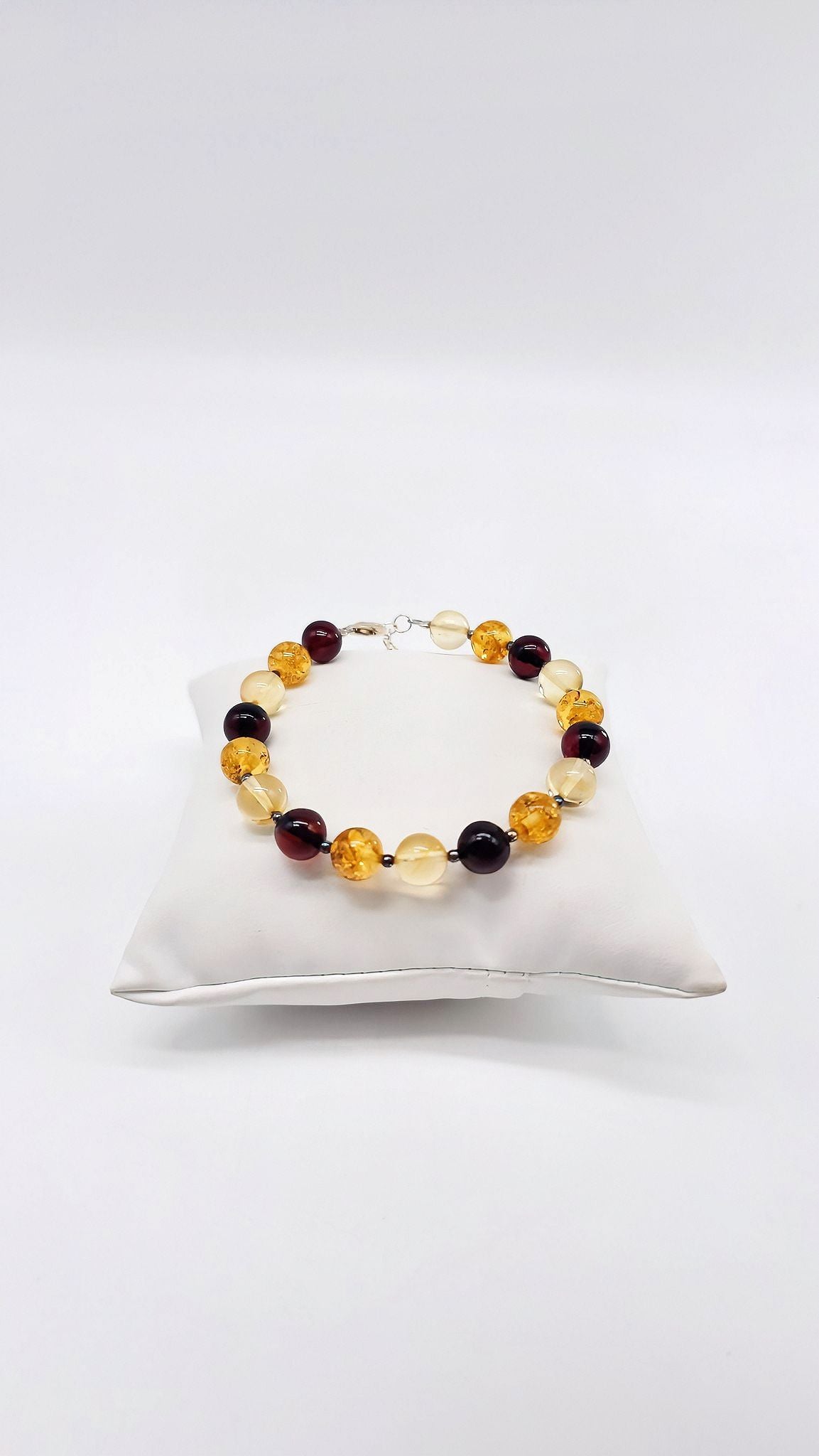 Kugelförmiges Bernsteinarmband mit Silberdetails