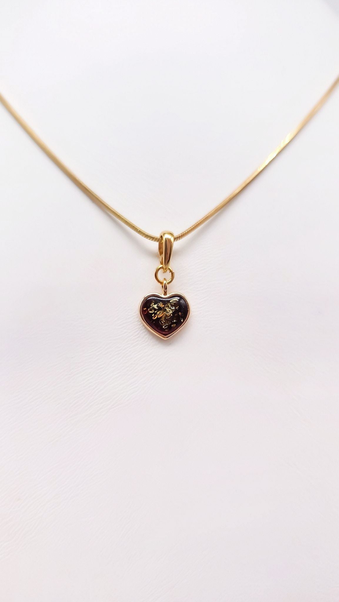 Jewelry with meaning: Heart pendant with genuine amber