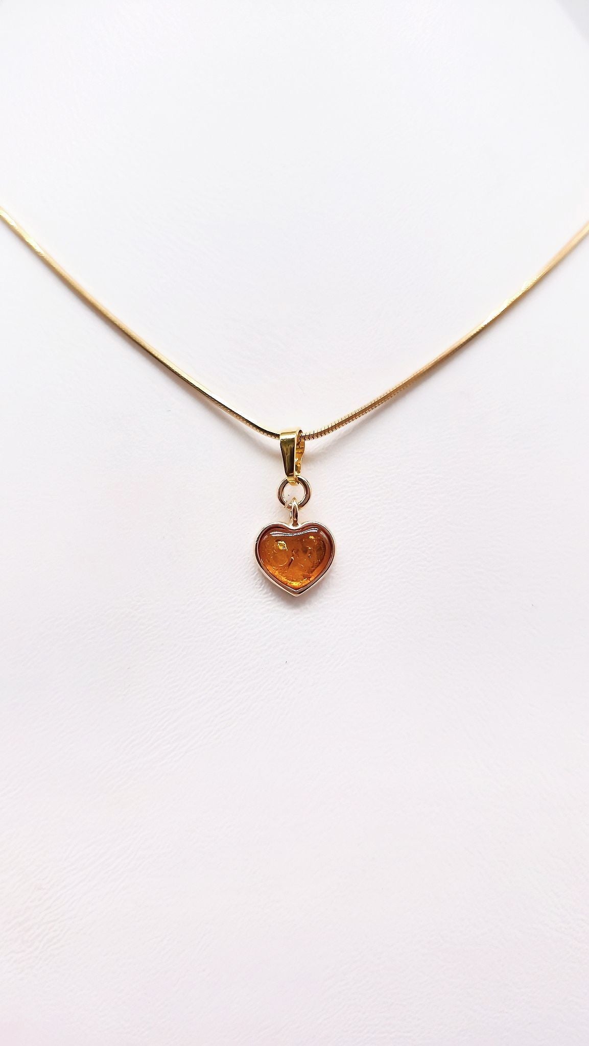 Jewelry with meaning: Heart pendant with genuine amber