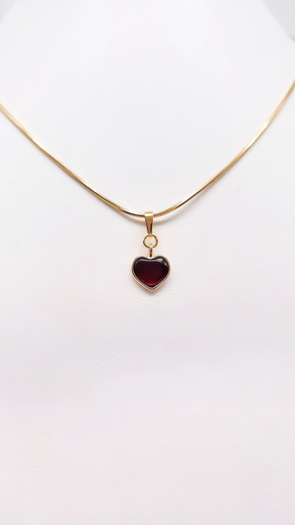 Jewelry with meaning: Heart pendant with genuine amber