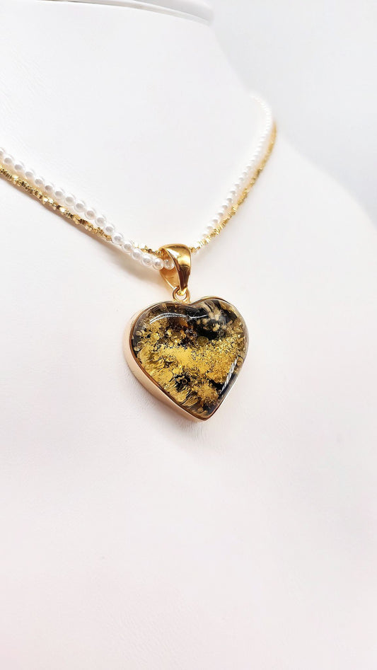 Natural amber heart pendant with gold plating – a noble accessory