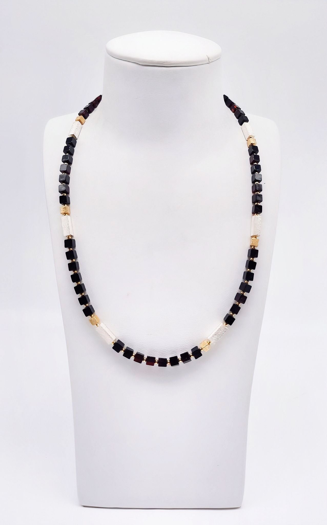 Weinrotes Bernstein Collier mit vergoldeten Details – 42+5 cm