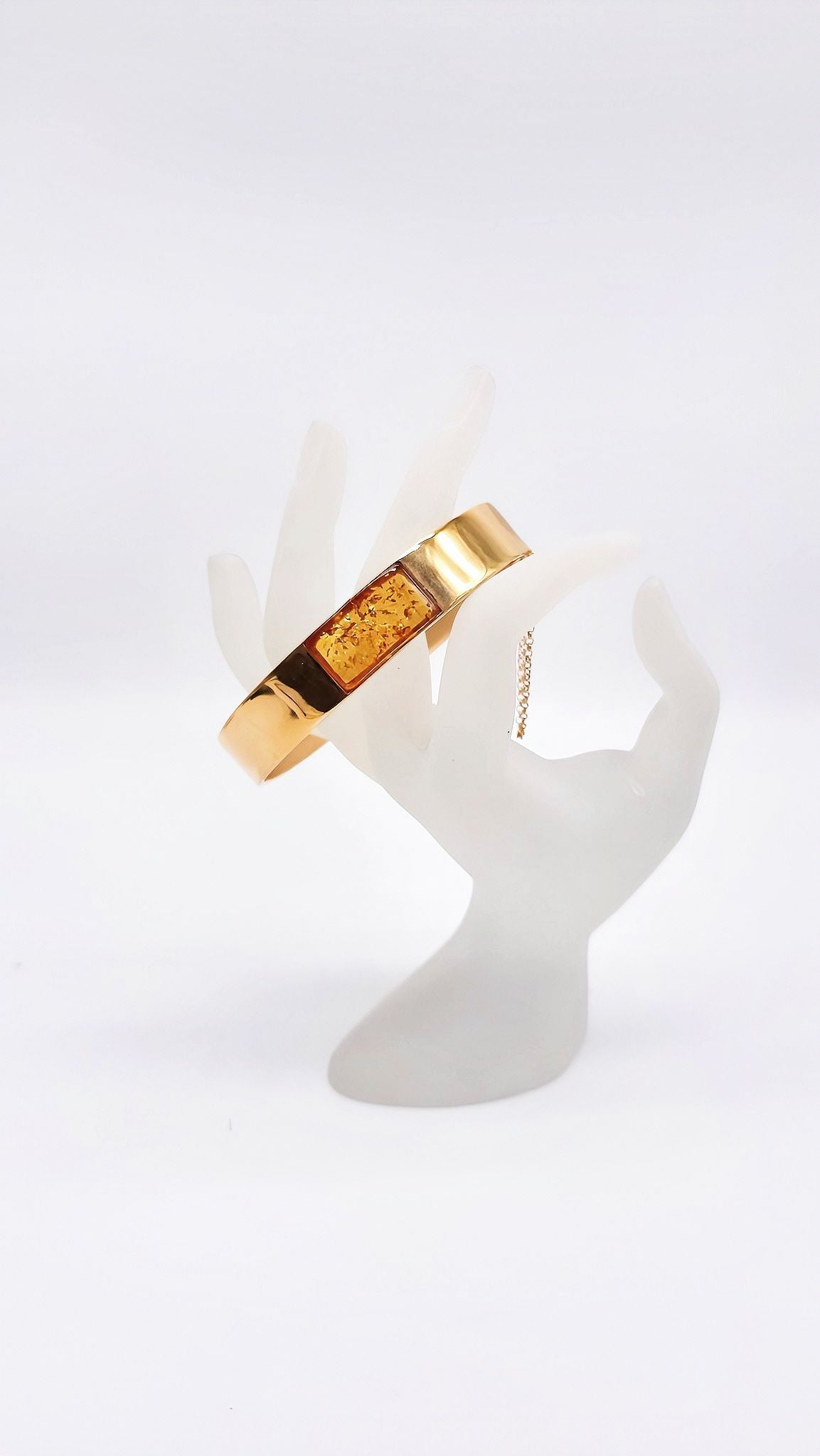 Goldener Armreif mit Naturbernstein – hochwertiges Design