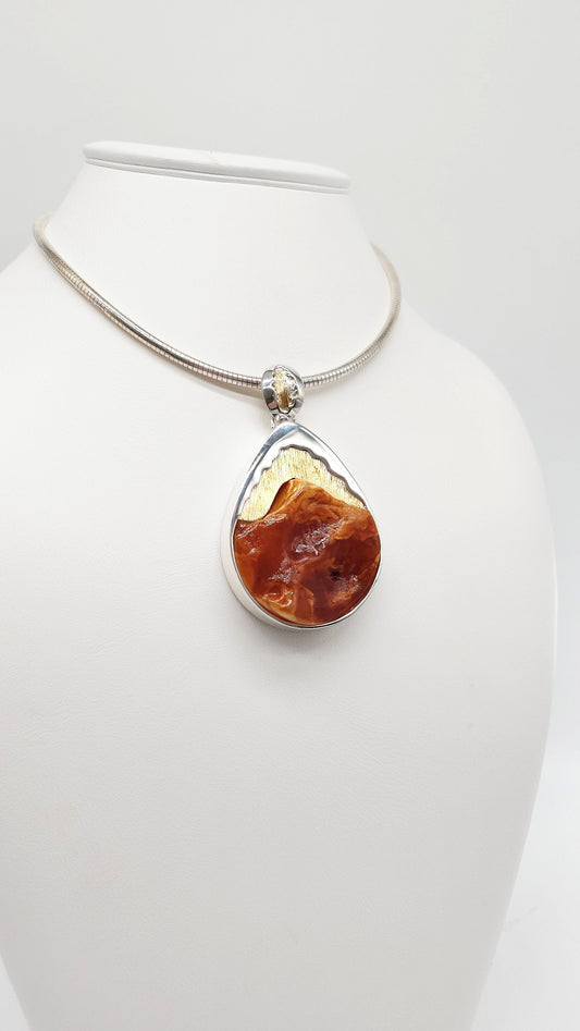 Sculptural look with elegant lines