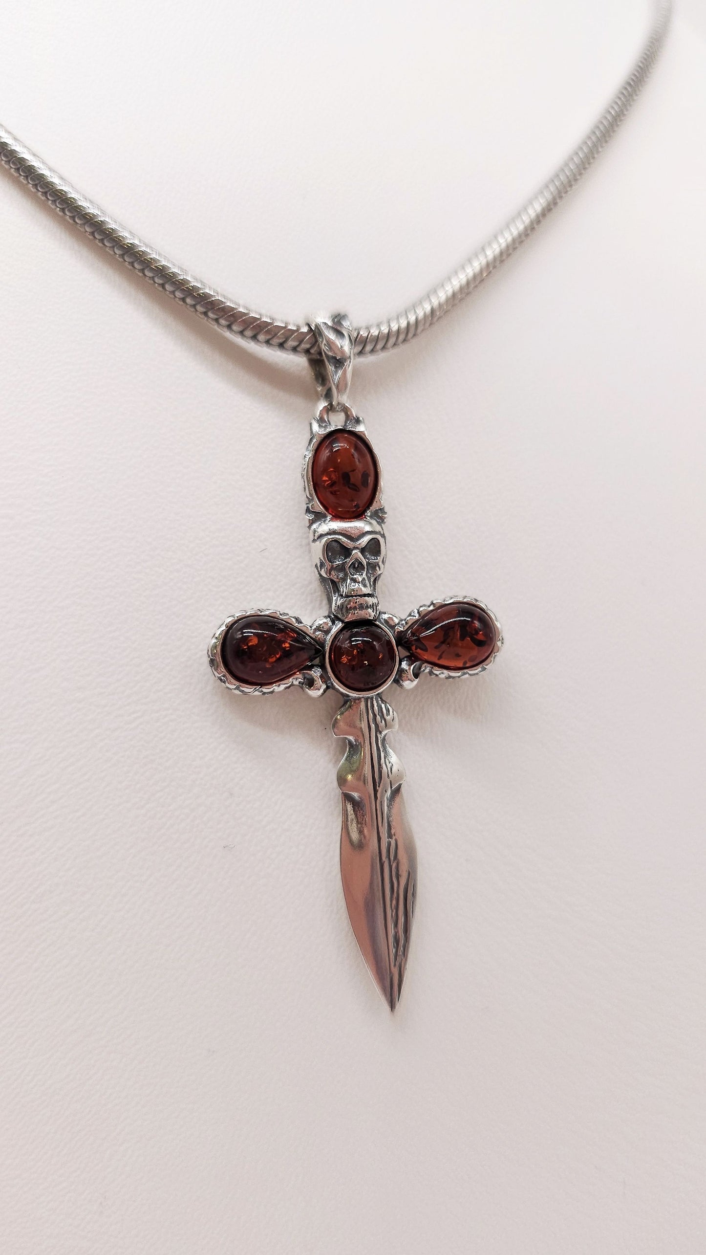 Gothic Schmuck Kreuz mit Schädel und echtem Bernstein