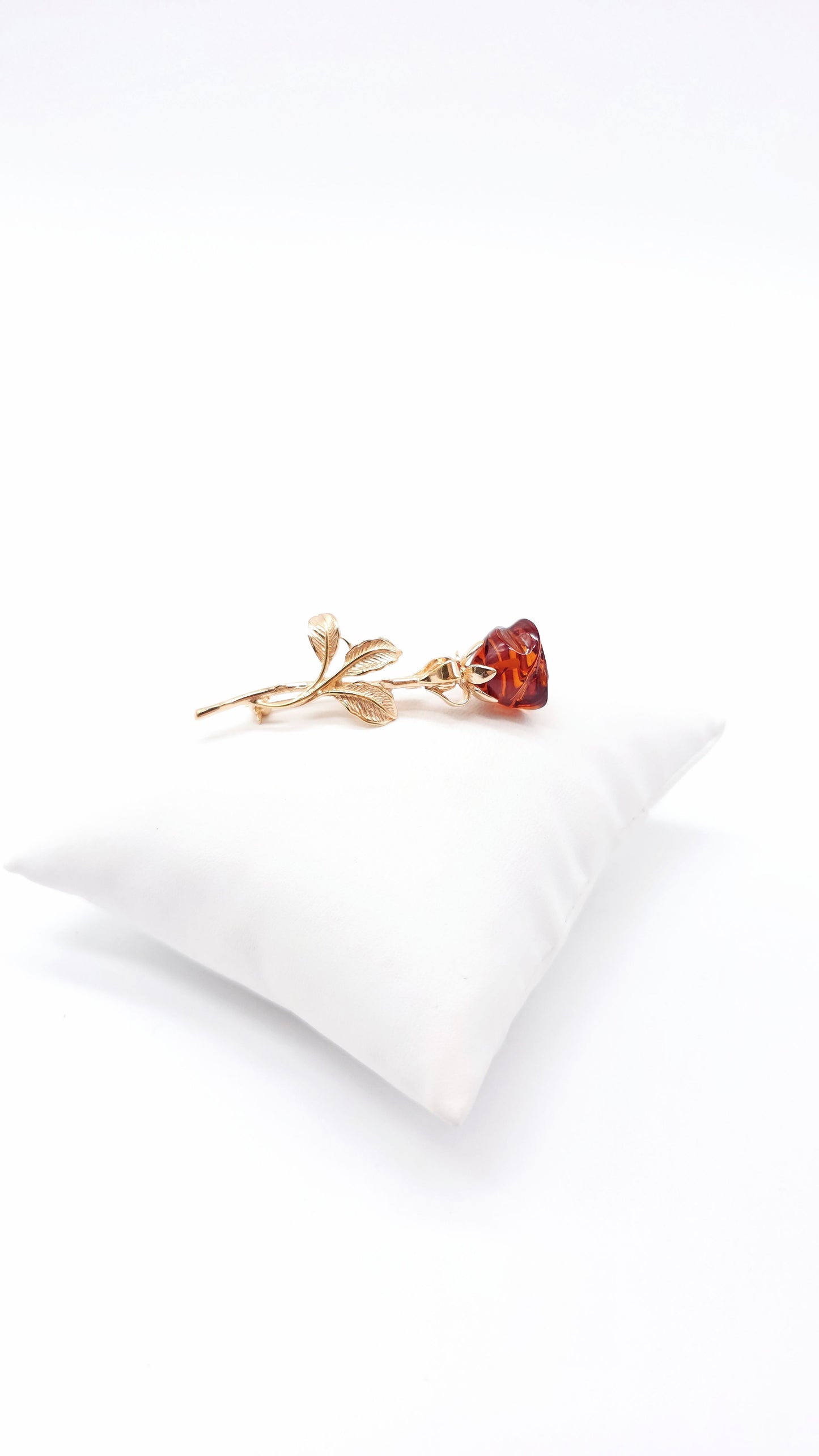 Vergoldete Brosche mit Rosen-Design und Bernstein