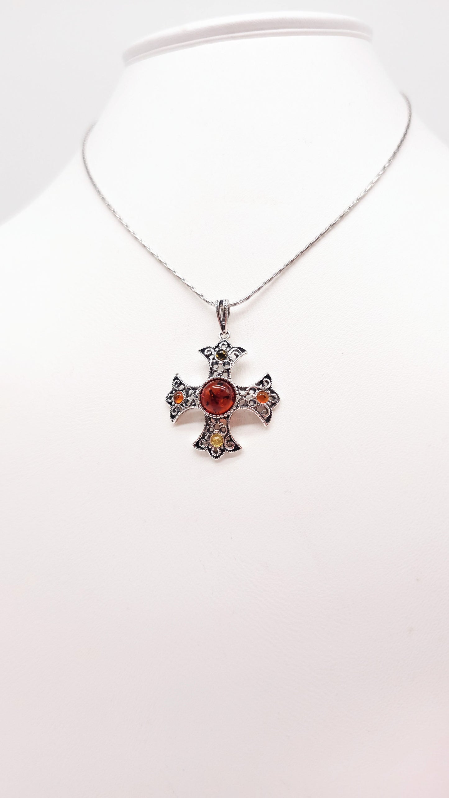 Kreuzanhänger Bernstein – eleganter Schmuck für Damen