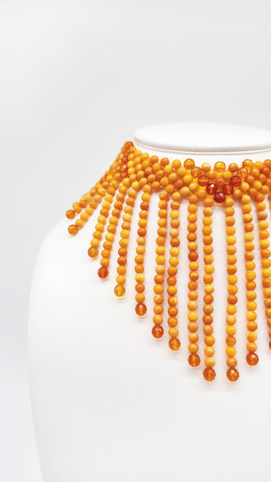 Amber choker necklace – elegant look in honey tones