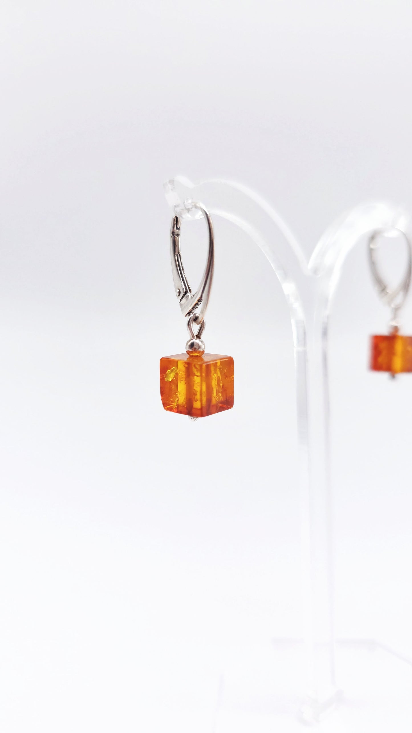 Cube-shaped amber earrings 3 cm x 0.8 cm