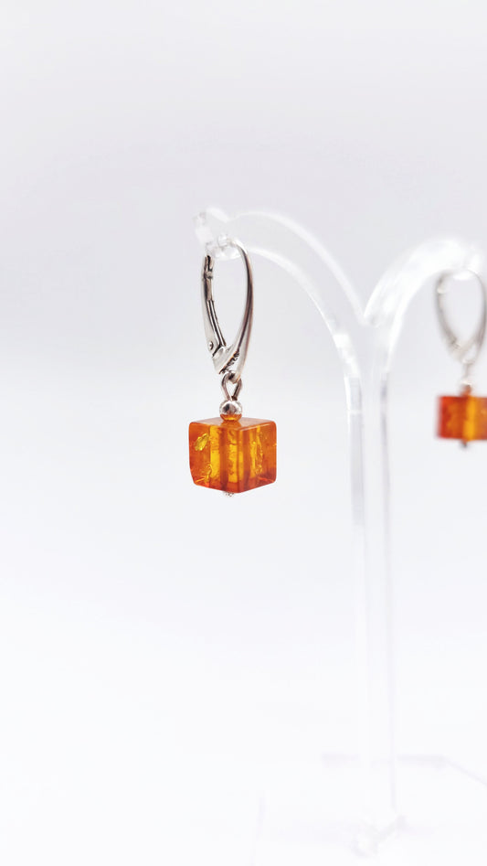 Cube-shaped amber earrings 3 cm x 0.8 cm