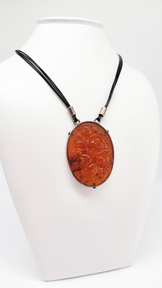 3D roses in amber – pendant with leather chain